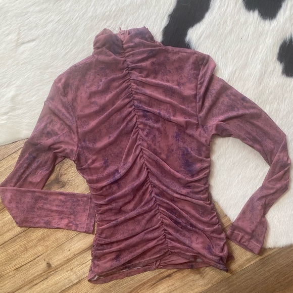 Zara ruched mesh or tulle long sleeve top in a purple or mauve tie-dye/swirl - Picture 2 of 9